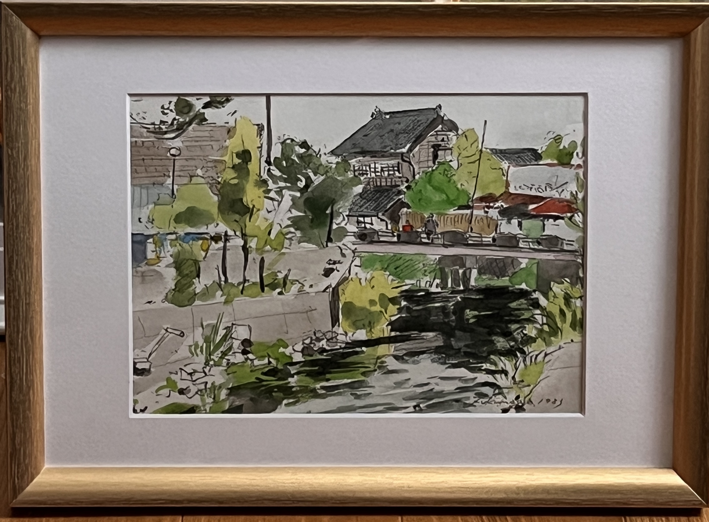 川の流れる町の風景